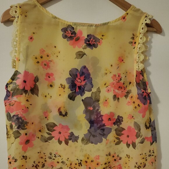 Sleeveless floral blouse, size medium/large - Picture 3 of 6